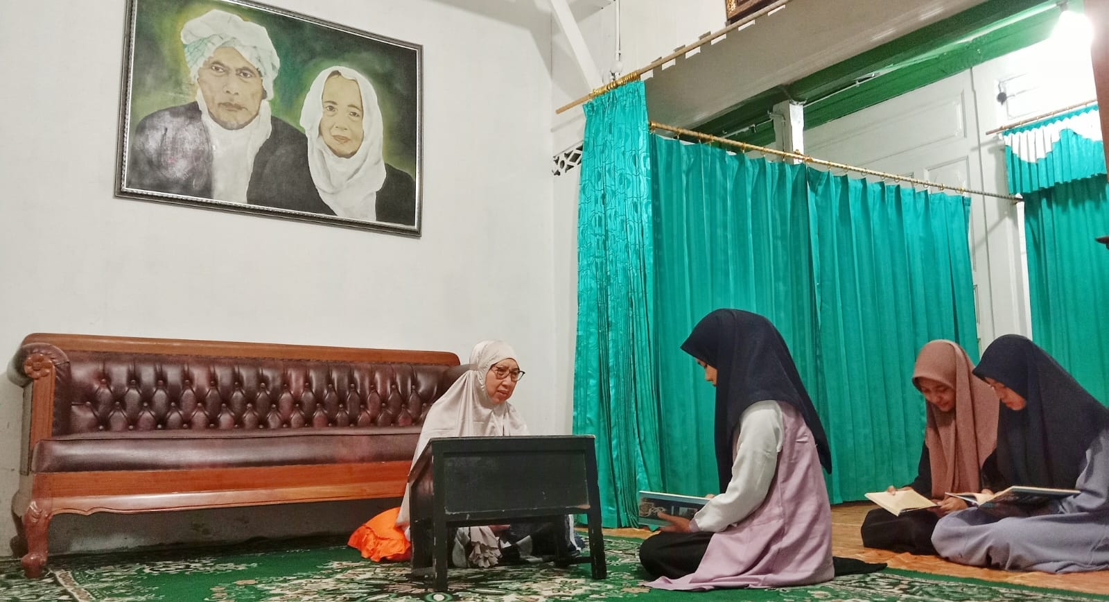 DI NDALEM: Nyai Hj. Maria Ulfa sedang bersama para santri di ruang tamu