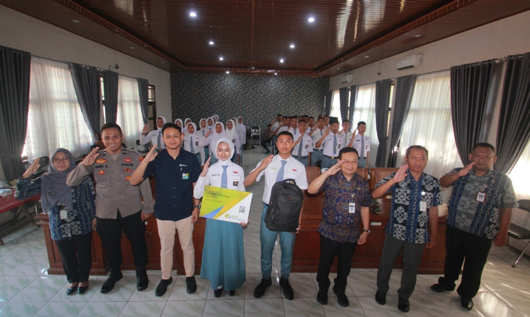 PEDULI: Kepala BPJS Ketenagakerjaan Cabang Jepara Galuh Yudha Purnama bersama Plt Kepala Bakesbangpol Jepara Subiyanto menyerahkan kartu kepesertaan kepada anggota Paskibra secara simbolis.