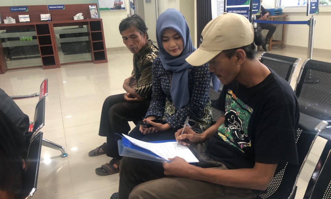DAFTAR: Darno saat mendaftarkan anaknya dalam keikutsertaan progam JKN BPJS Kesehatan baru-baru ini.