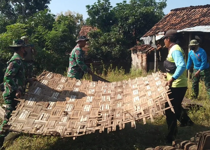 PROGRAM TMMD: Petugas Kodim 0720/Rembang membantu program rehab rumah tak layak huni (RTLH) pada Selasa (30/7).