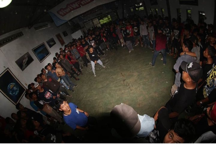 ENERGIK: Para penikmat musik hardcore swdang bermoshpit saat dilaksanakan gigs di Pati