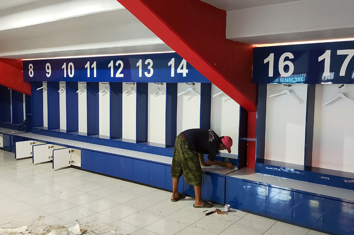 DIKEBUT: Pekerja sedang memasang locker room yang berada di ruang ganti pemain Persiku.