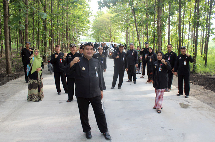 SESARENGAN MBANGUN BLORA: Bupati Blora Arief Rohman mengajak semua kepala dinas untuk meninjau Inpres jalan di Desa Getas, Randublatung, arah Ngawi.