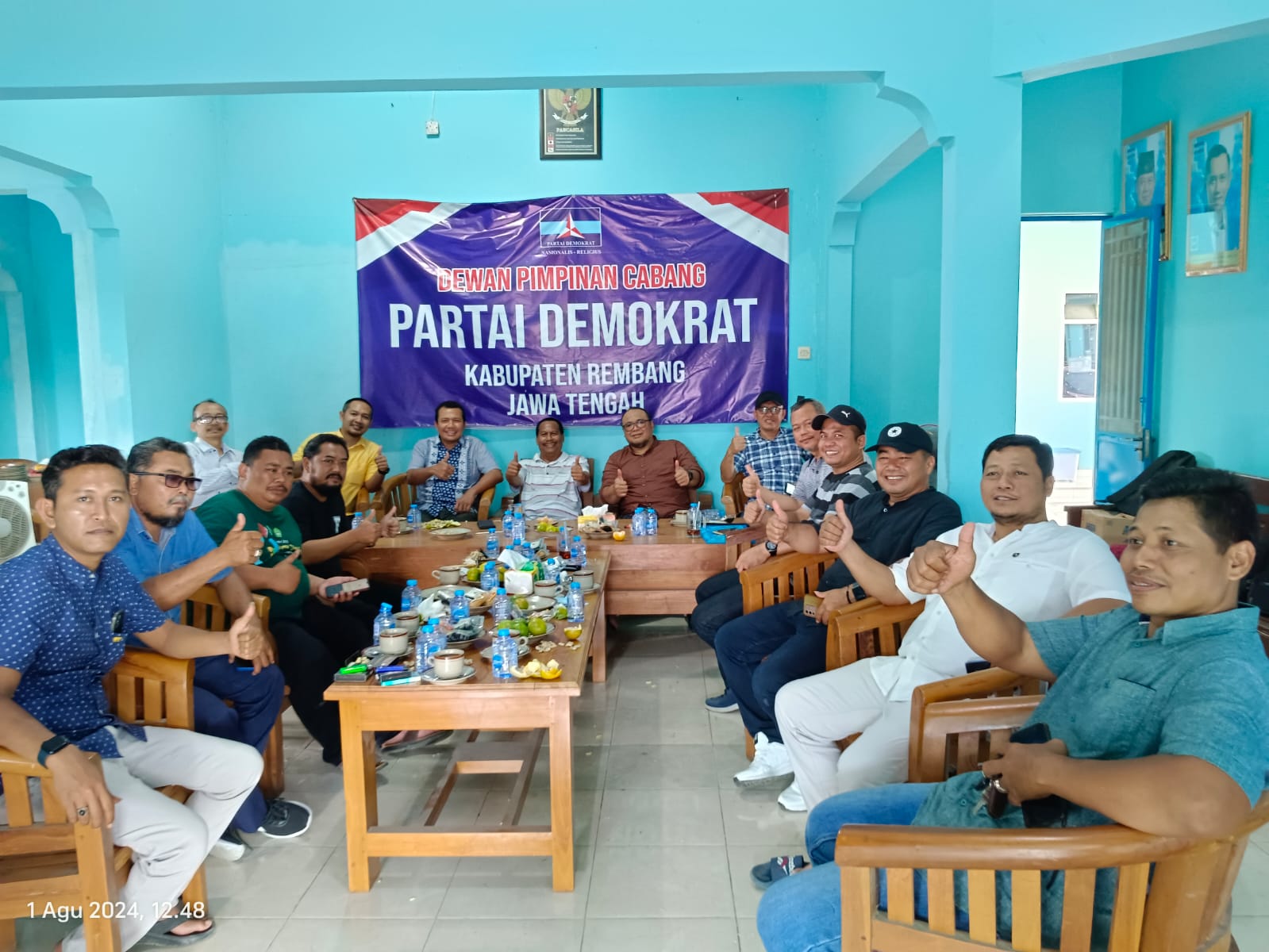 BEREMBUG: Harno-Hanies rapat bersama dengan partai pengusung dan pendukung di kantor DPC Demokrat Rembang pada Kamis (1/8).