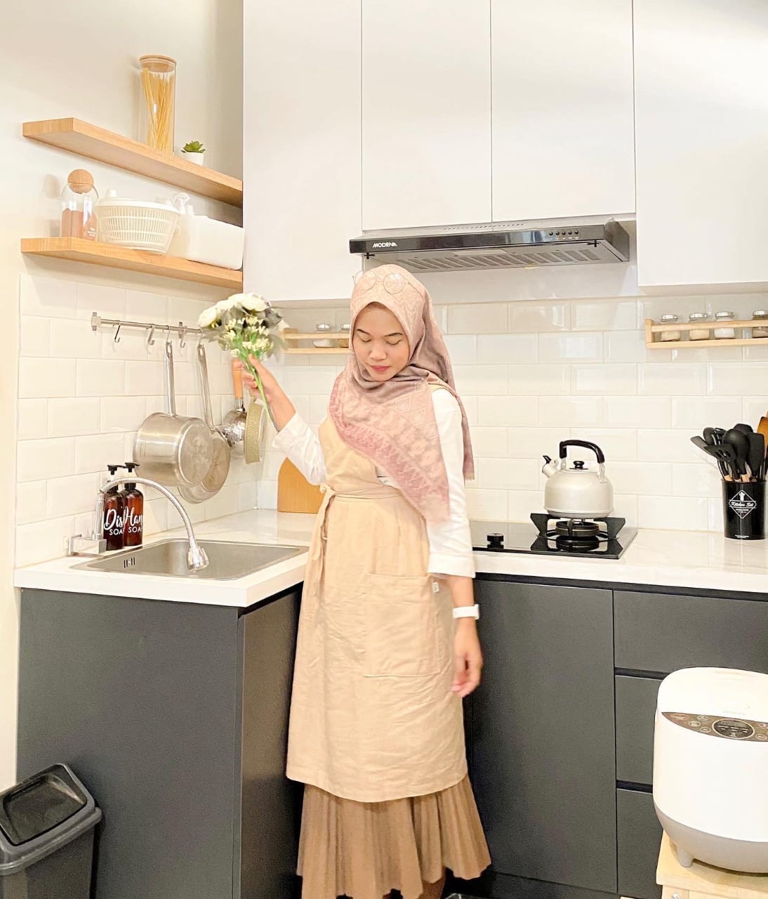 KITCHEN SET: Kitchen Set dengan warna monochrome dan kabinet atas putih, bawah grey