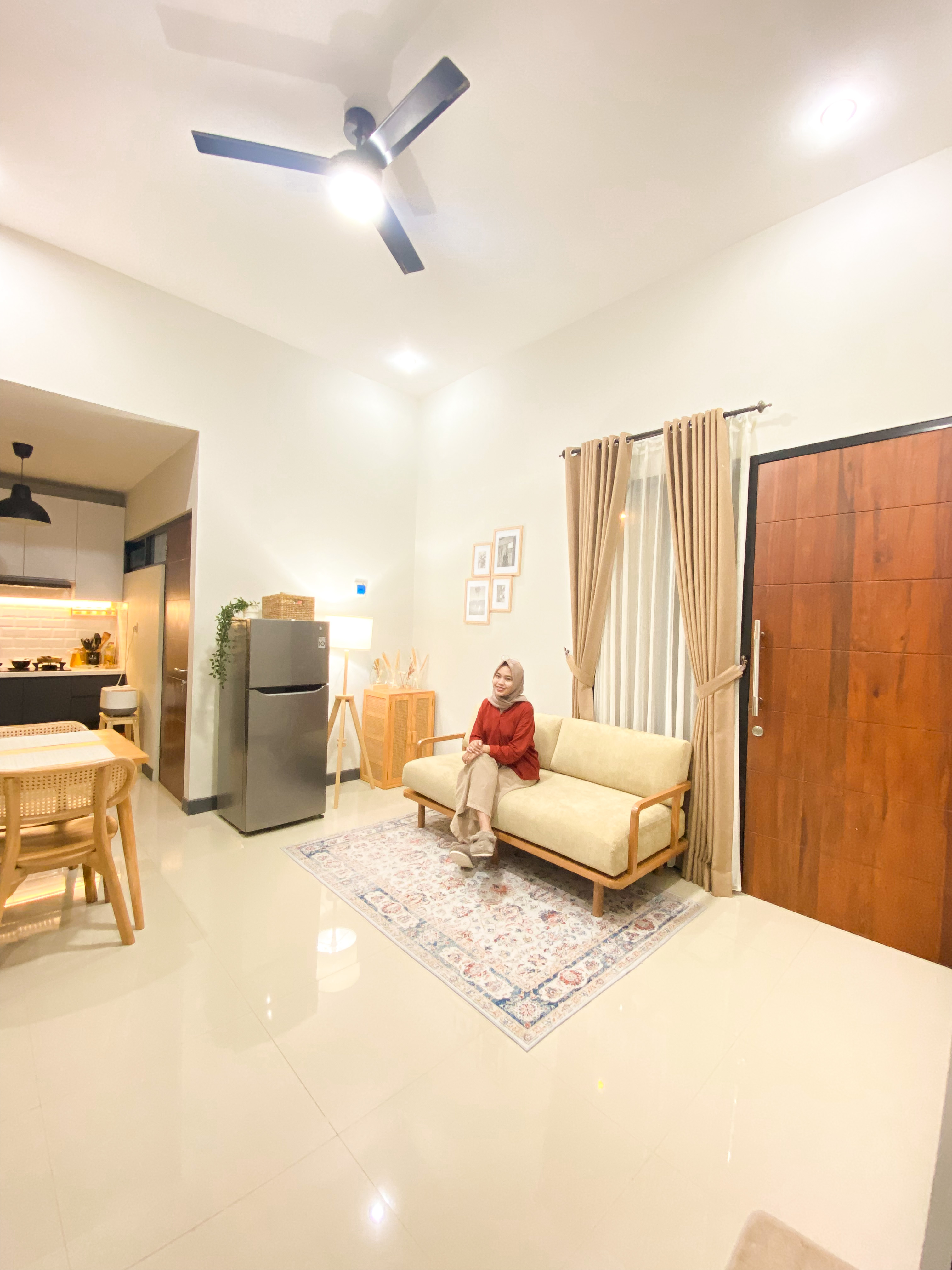 MODERN: Interior dengan sentuhan kayu menjadi salah satu ciri Japandi