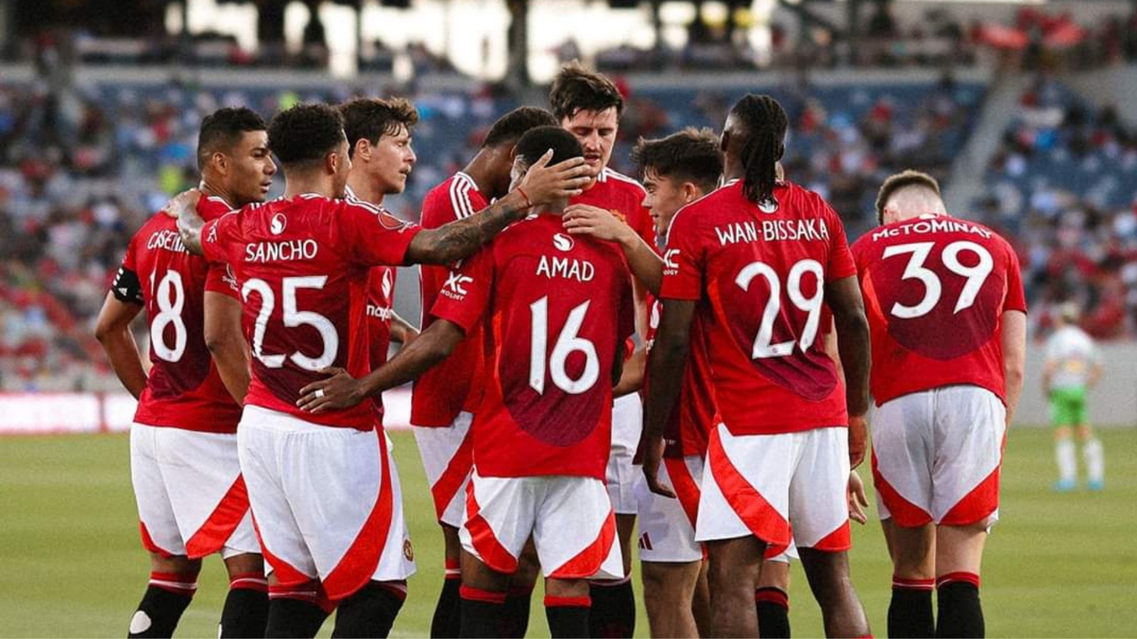 Para Pemain Manchester United Berkumpul pasca Gol Amad Diallo