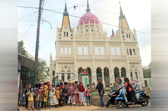 MEGAH: Para santri telah pulang dari TPQ Rouddutul Furqon yang berada di depan Masjid Baiturrahman Kedungpanjang Desa Soneyan, Pati, yang dibangun bergaya arsitektur Eropa.