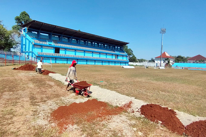 MULAI DIGARAP: Kondisi Stadion Wergu Wetan yang sedang dilakukan renovasi jelang Liga 2.