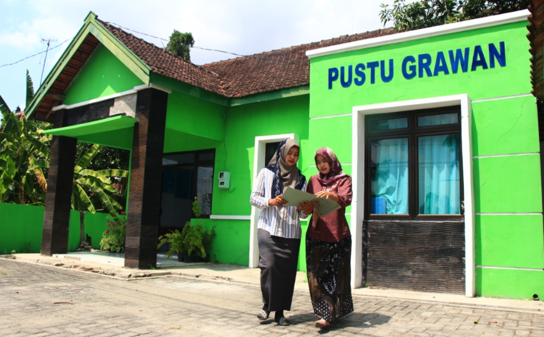 PRO AKTIF: Dokter Desa Grawan, Kecamatan Sumber, Risnawati bersama kader diskusi di depan Pustu Grawan.