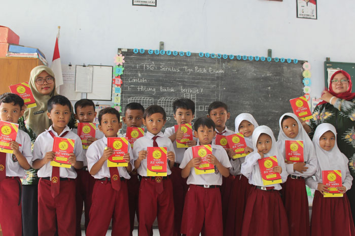 SOROGAN : Sejumlah siswa di SDN 1 Karangjati, Blora, mulai sorogan surat-surat pendek sebelum mengawali pembelajaran.