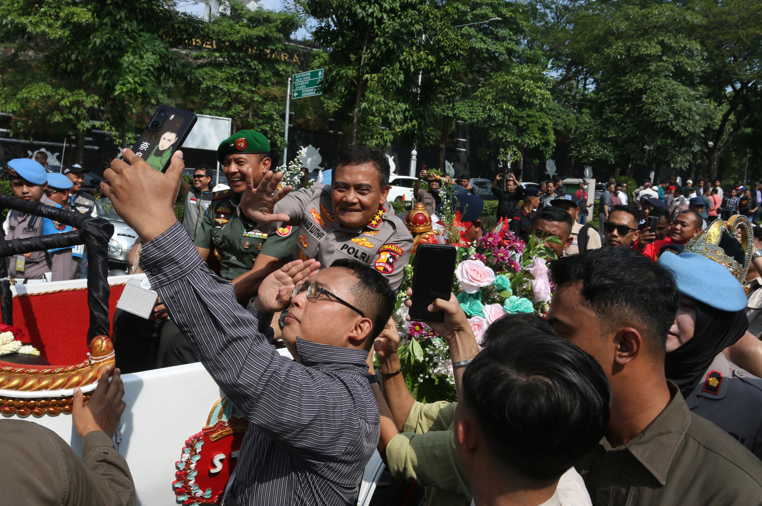 DISAMBUT WARGA: Warga berswafoto bareng Komjen Pol Ahmad Luthfi yang meninggalkan Mapolda Jateng menggunakan kereta kencana.
