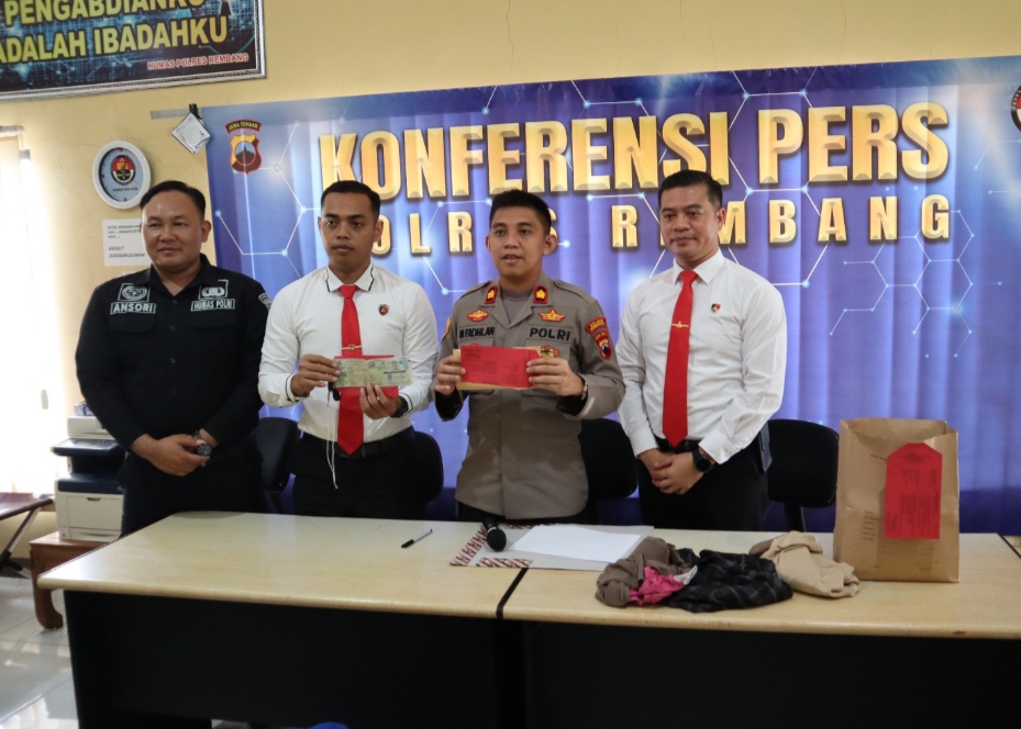 BARANG BUKTI: Wakapolres Rembang Kompol M Fadhlan, didampingi jajaran Satreskrim KBO Satreskrim Polres Rembang, Iptu Widodo, Kanit Unit IV dan Kasi Humas Ipda M. Ansori menunjukkan barang bukti.