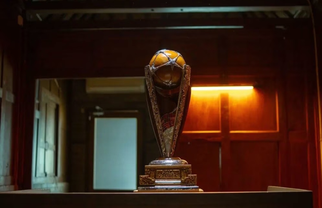 Trofi Piala Presiden yang berlapis emas. Dokumentasi Piala Presiden 2024