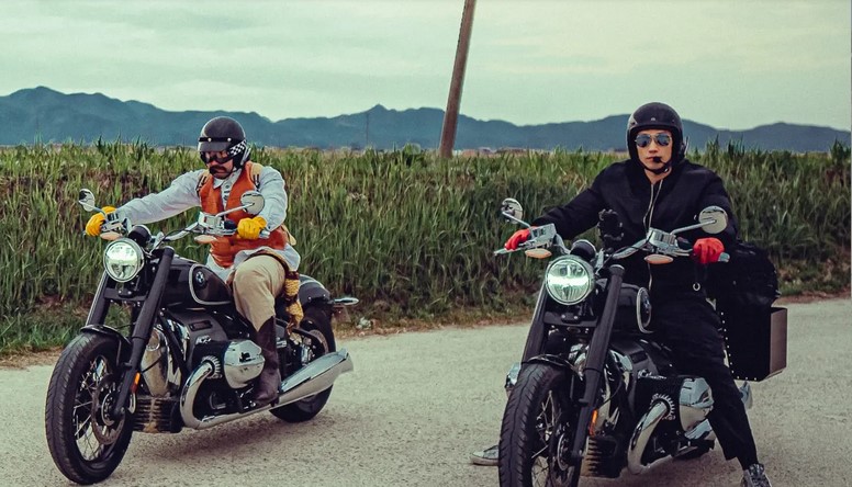 Rain dan Hong Chul Ro mengendarai sepeda motor di The Hungry and The Hairy