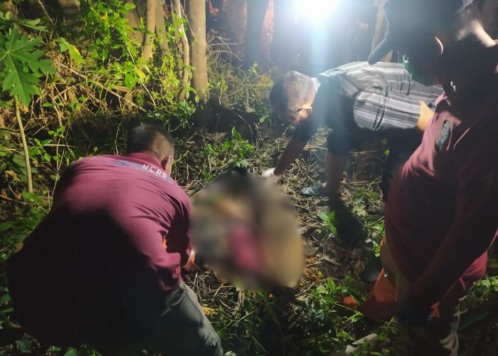 OLAH TKP: Petugas kepolisian bersama tim Inafis Puskesmas Kragan Rembang melakukan olah TKP penemuan jasad pria tanpa identitas pada Sabtu (3/8).