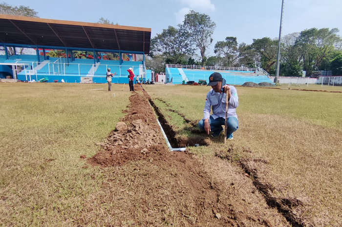 GERAK CEPAT: Direktur PT Lestarindo Wartono mengecek sistem irigasi sprinkler yang dipasang di lapangan Stadion Wergu Wetan.
