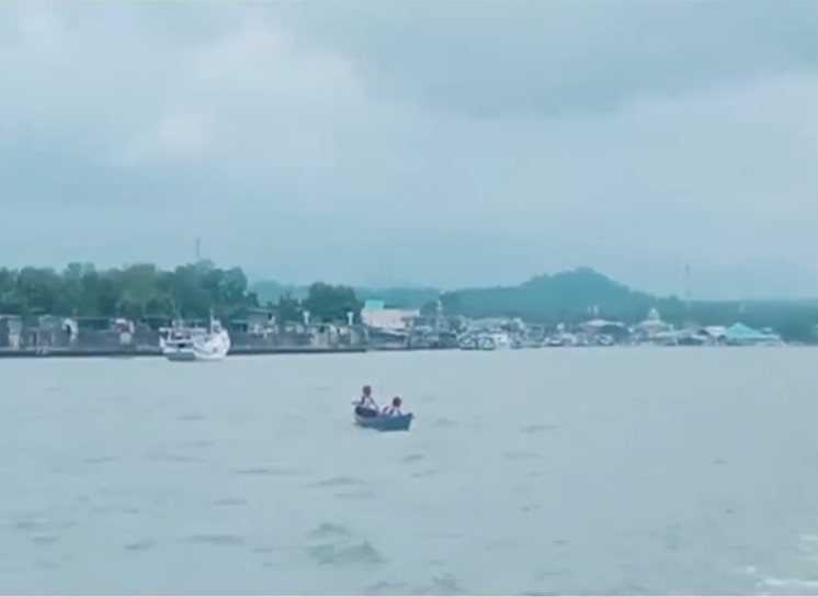 Muhammad Ammar Ramadhan dan Muhammad Rifki ketika mendayung perahu sampannya ketika berangkat sekolah.