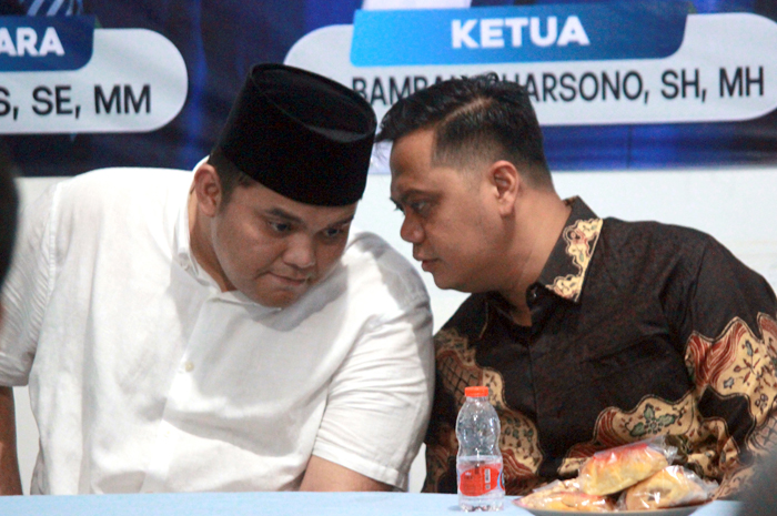DUKUNGAN BERTAMBAH: Bacabup Jepara Witiarso Utomo (kanan) berdiskusi dengan M. Ibnu Hajar yang digadang bakal menjadi pasangannya dalam Pilkada Jepara mendatang.