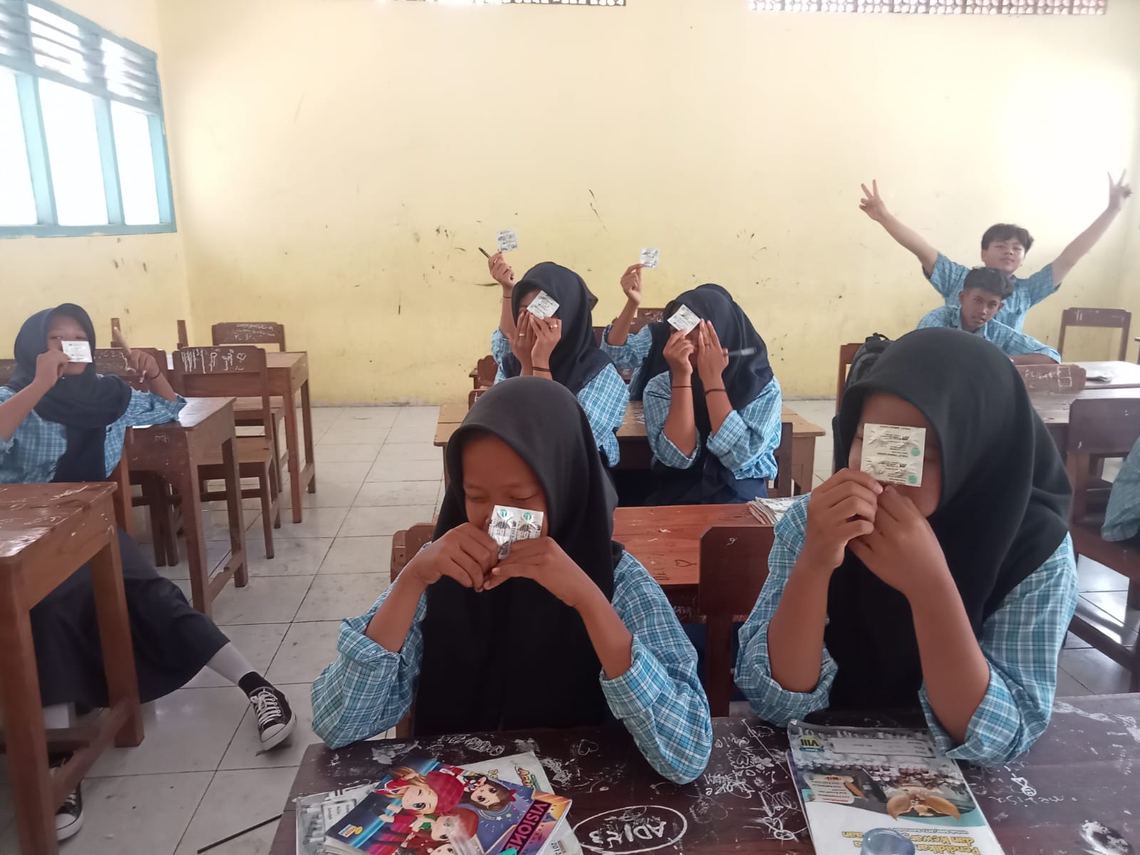 SEREMPAK: Pelajar SMP/SMA di Kabupaten Grobogan saat serentak minum tablet tambah darah saat di sekolah.