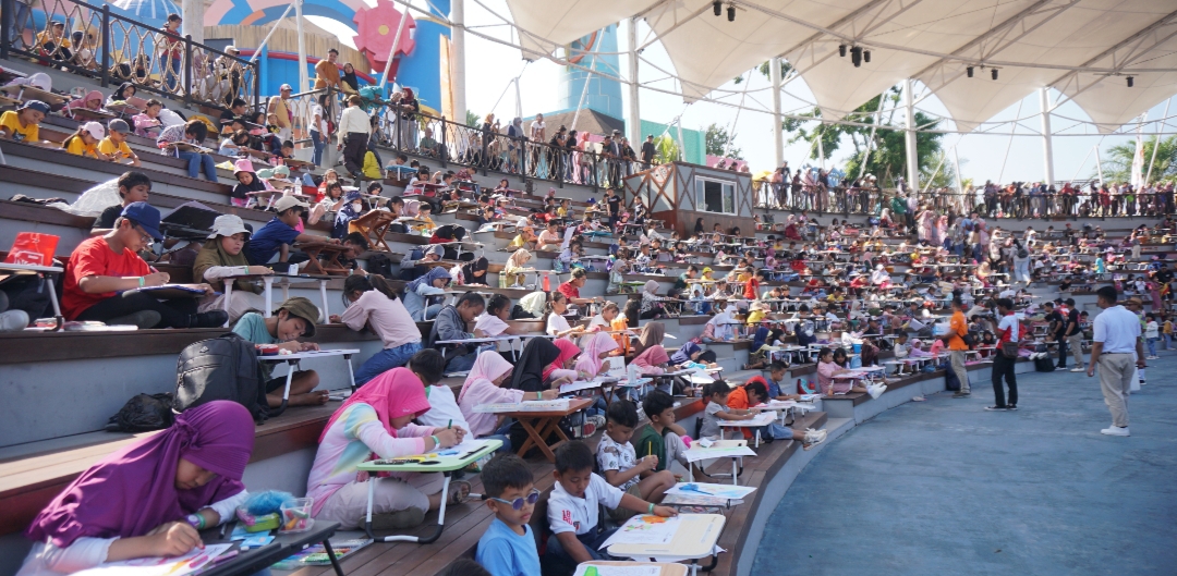 MERIAH: Sebanyak 1.100 anak ikuti lomba mewarnai jelang Hari Anak Nasional di Saloka Theme Park.