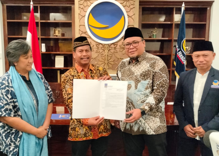 REKOMENDASI: Pasangan Cabup dan Cawabup Rembang, Harno dan Gus Hanies menerima rekomendasi dari partai Nasdem di gedung Nasdem Tower Jalan RP Soeroso, Menteng, Jakarta Pusat pada Senin (5/8).
