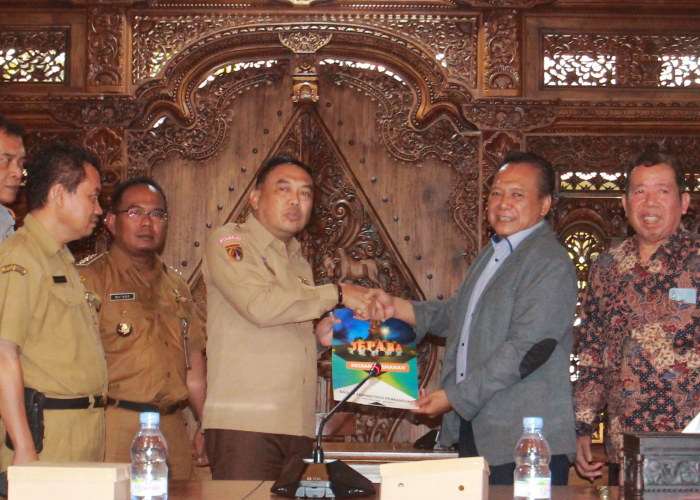 SAH: Pj Bupati Jepara Edy Supriyanta menerima draf rencana penerbangan maskapai PT Aero Trust International yang akan membuka rute penerbangan Semarang-Karimunjawa.