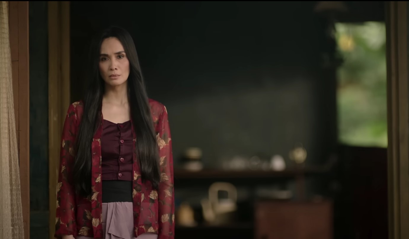Marsha Timothy sebagai Sari