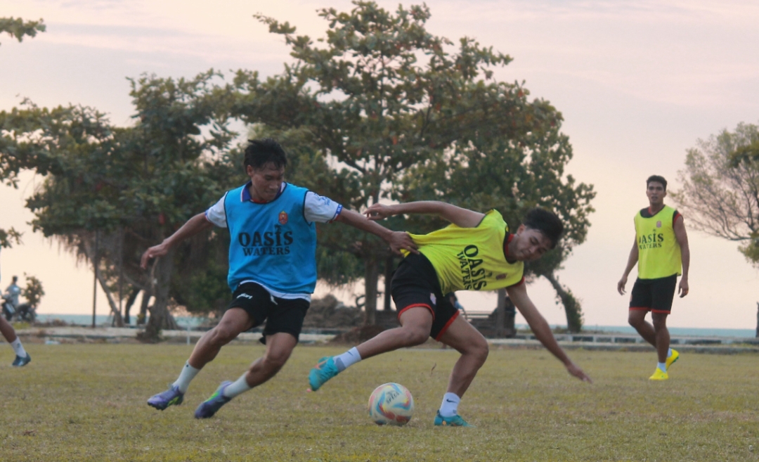 SEMANGAT: Para pemain Persijap Jepara mengikuti latihan perdana yang digelar di Lapangan Pantai Bandengan pada Senin (5/8).