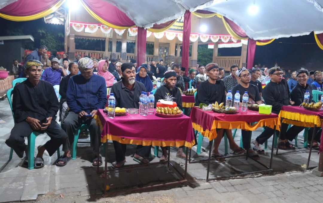 HADIR: PT Semen Gresik Pabrik Rembang menghadiri agenda ruwatan agung yang menampilkan wayangan dengan lakon &ldquo;Kresna Gugah&rdquo; dari masyarakat adat samin atau Sedulur Sikep Samin baru-baru ini.