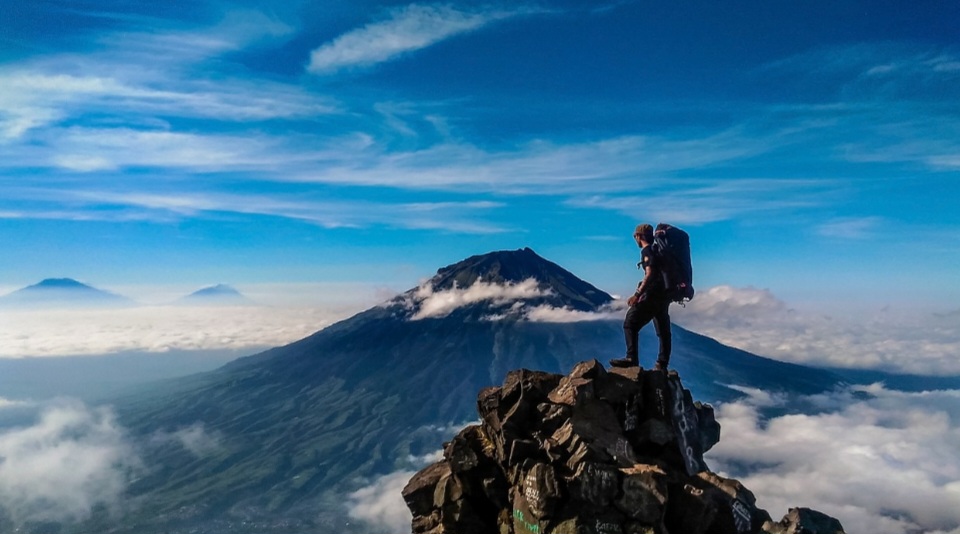 Ilustrasi Mendaki Gunung