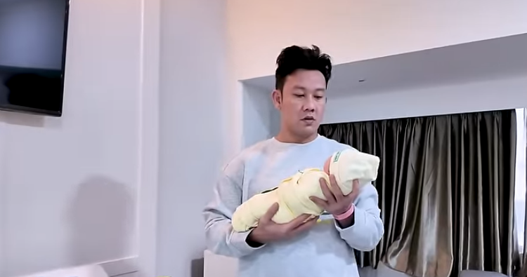 denny sumargo menggendong putri cantiknya