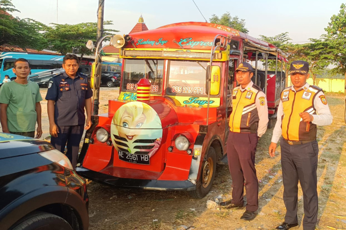 SOSIALISASI: Anggota Satlantas Polresta Pati bersama Dishub Pati menertibkan kereta wisata yang melintas di jalan raya baru-baru ini.
