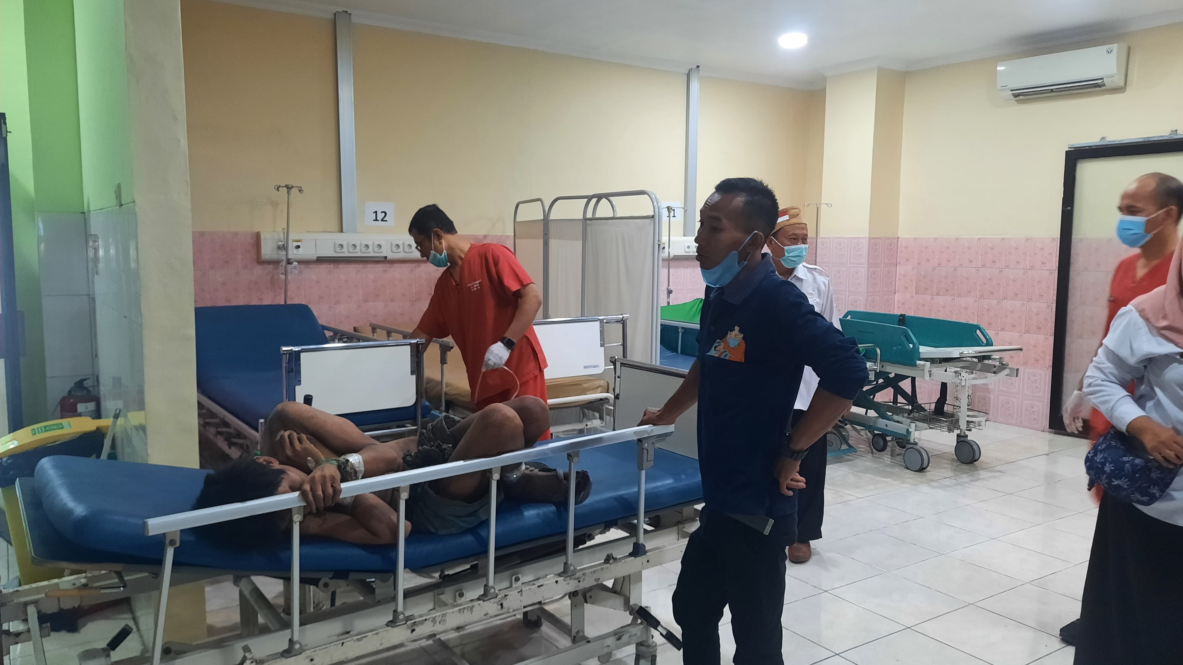 MEDIS: Petugas saat memberikan pertolongan medis di IGD RSUD dr Soedjati Purwodadi