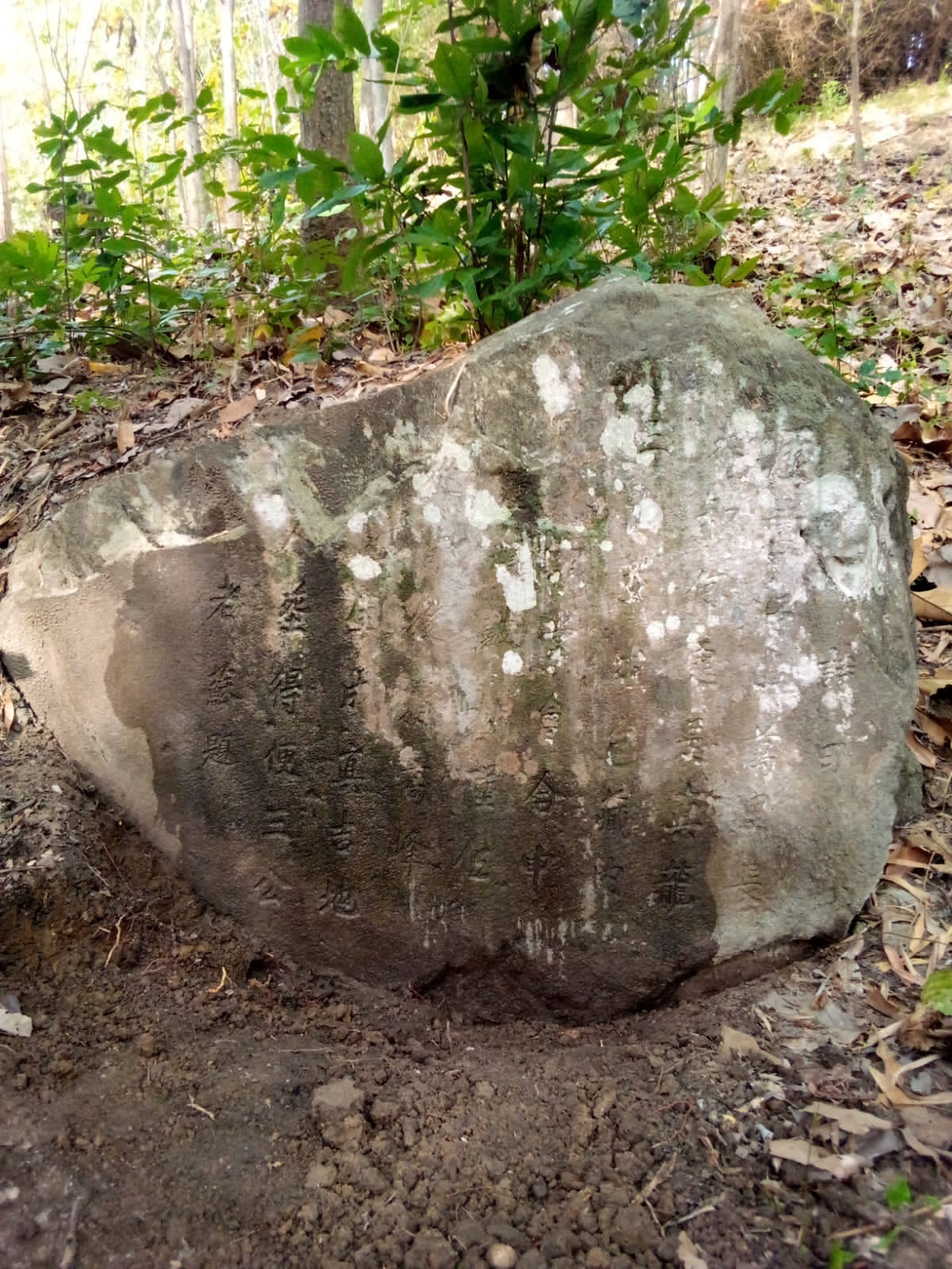 PRASASTI: Batu mirip prasasti ditemukan di Desa Warugunung, Pancur.