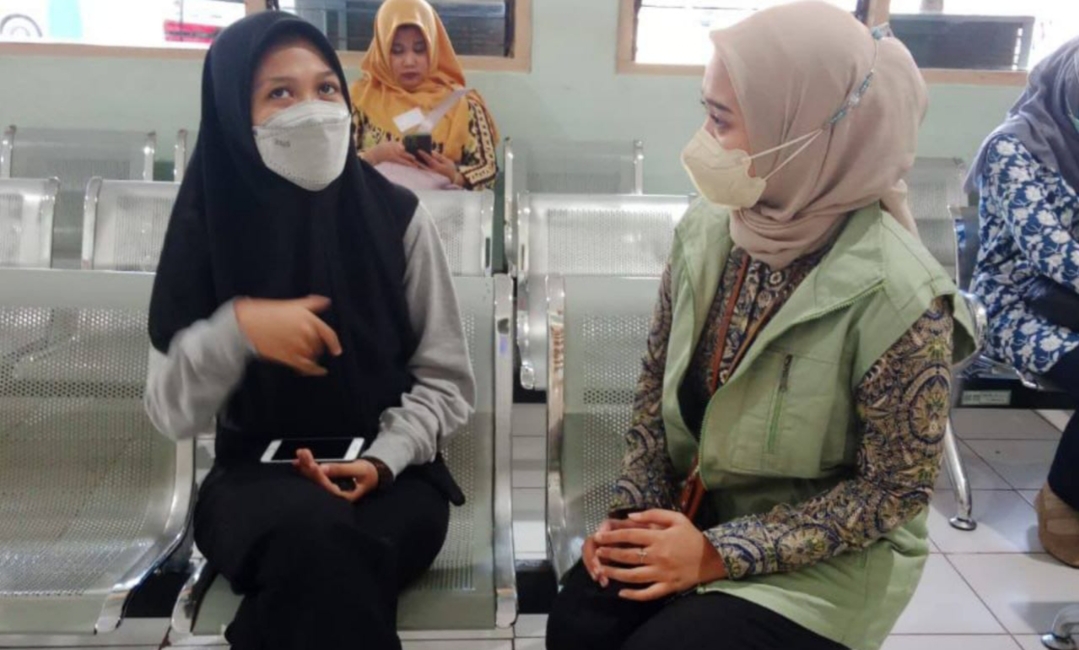 LAYANI: Petugas BPJS Kesehatan saat melayani salah satu peserta program JKN baru-baru ini.
