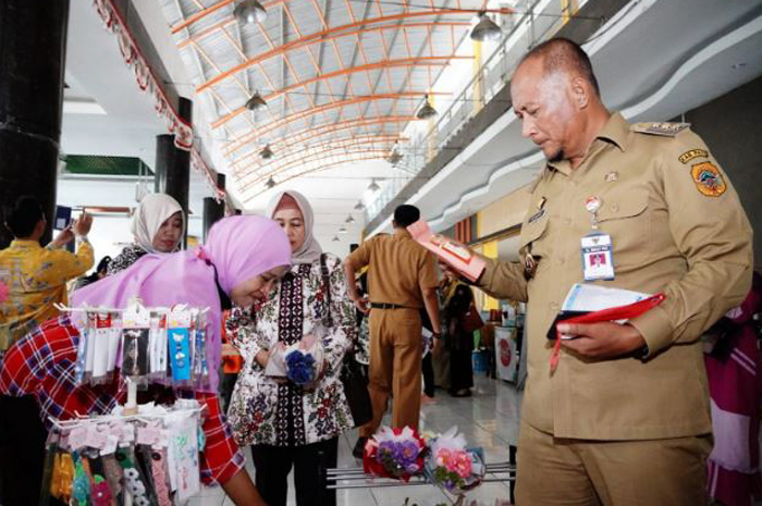 DUKUNG UMKM: Pj Bupati Pati Henggar Budi Anggoro melihat salah satu produk UMKM di Plaza Pragola belum lama ini.