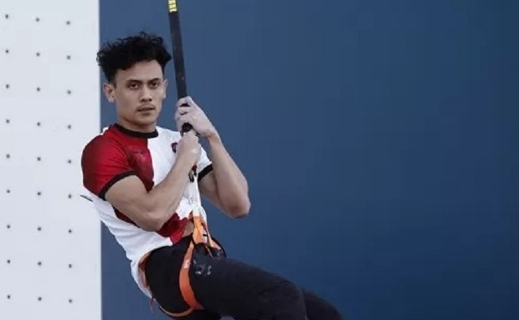 MEMBANGGAKAN: Veddriq Leonardo saat babak kualifikasi panjat tebing speed Olimpiade Paris 2024.
