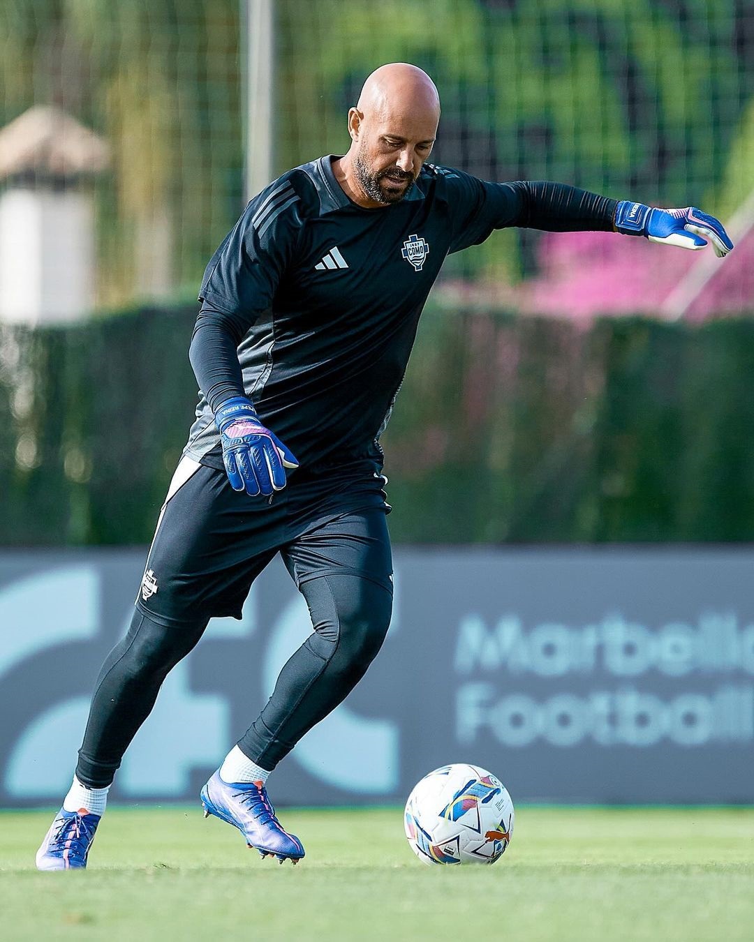 pepe reina rekrutan kiper baru Como 1907