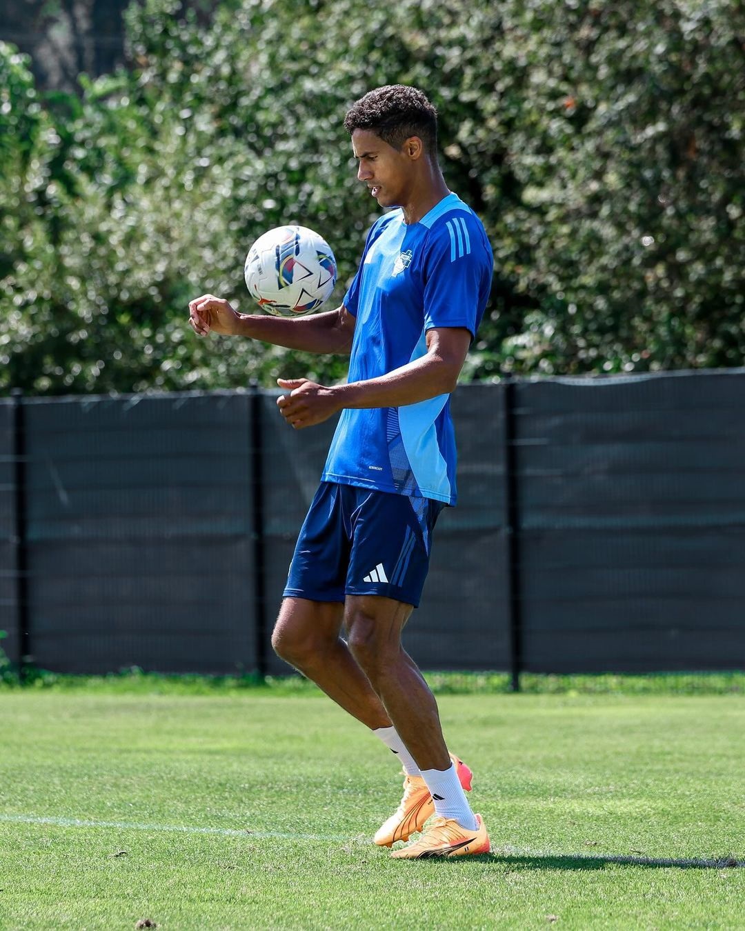 raphael Varane saat sesi latihan como 1907