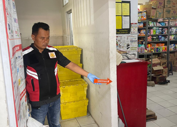 OLAH TKP: Petugas kepolisian dari Satreskrim Polres Rembang melakukan olah TKP kasus pencurian uang di Alfamarta yang berlokasi di Jalan Pemuda, Leteh, Rembang baru-baru ini.
