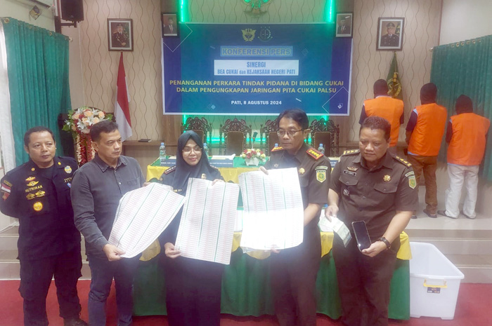 DITUNJUKKAN: Kantor Bea Cukai Kudus menunjukkan bukti dugaan penggunaan pita cukai palsu di Aula Kejari Pati, Kamis (8/8).
