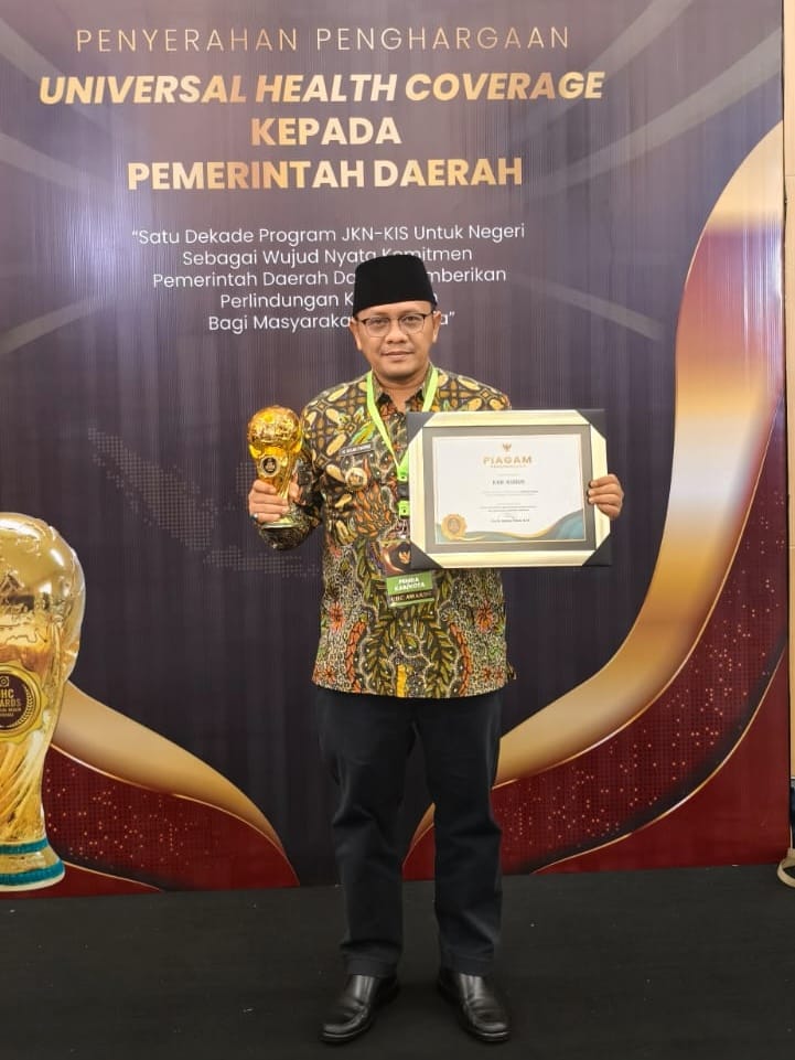Pj Bupati Kudus Muhamad Hasan Chabibie menerima Penghargaan UHC Award  2024