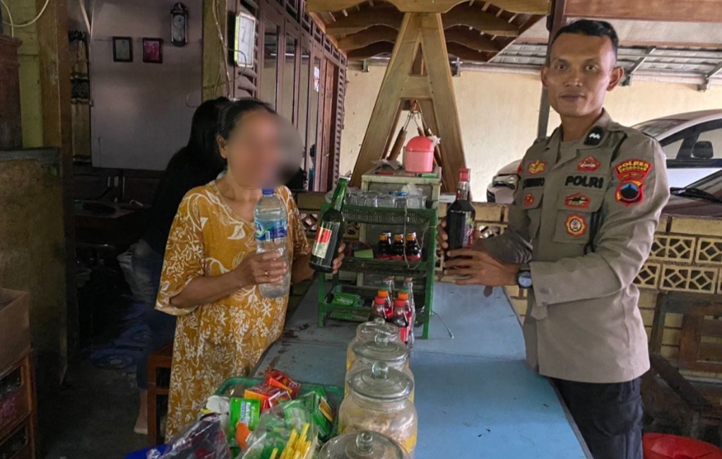 RAZIA MIRAS: Anggota Polsek Penawangan melakukan razia pemberantasan miras beberapa waktu lalu.