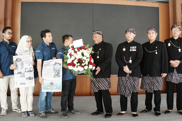 SELAMAT: Pimpinan Redaksi Jawa Pos Radar Kudus Zainal Abidin beserta jajaran manajer dan wartawan Biro Pati Ulil memberikan ucapan selamat kepada Pj Bupati Pati Henggar