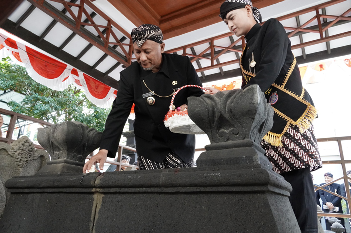 KENANG JASA: Pj Bupati Pati Henggar Budi Anggoro memberikan bunga di atas Makam Adipati Tombronegoro kemarin.