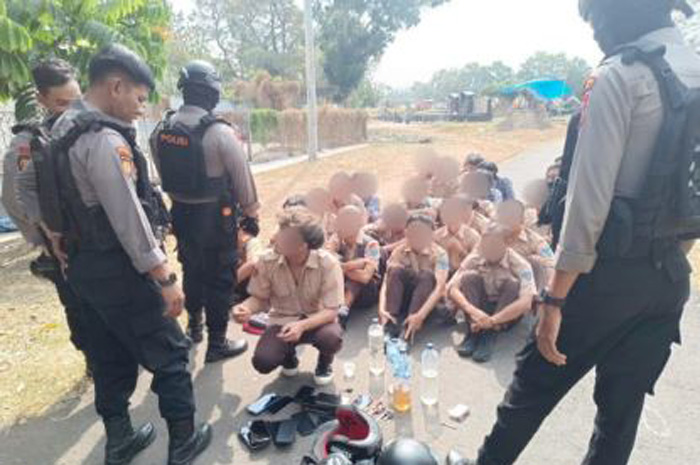 DICIDUK: Para remaja yang hendak tawuran diamankan polisi di Makam Thiongwa, Dukuh Ngagul, Kelurahan Winong, Kecamatan Pati, baru-baru ini.