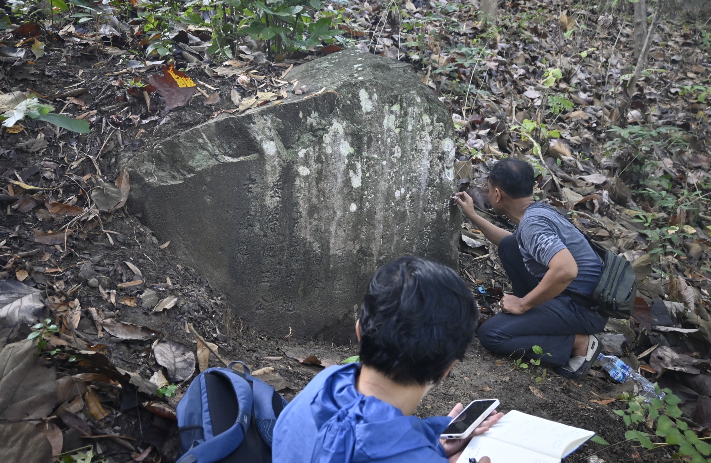Pegiat dan peneliti sejarah tionghoa sedang mengidentifikasi temuan batu yang diduga prasasti di Desa Wurugunung, Kecamatan Pancur, Rembang baru-baru ini.