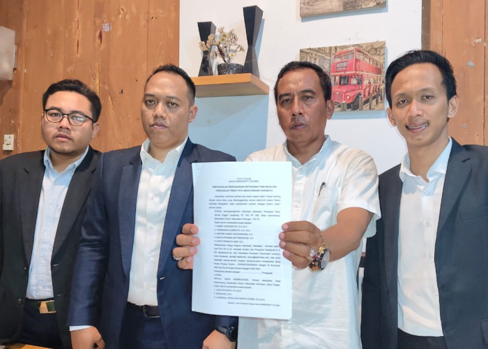 SAH: Sekdes Asemrudung Suraji bersama tim kuasa hukumnya memberikan keterangan ketika menang di gugatan PTUN pada Rabu malam (7/8).