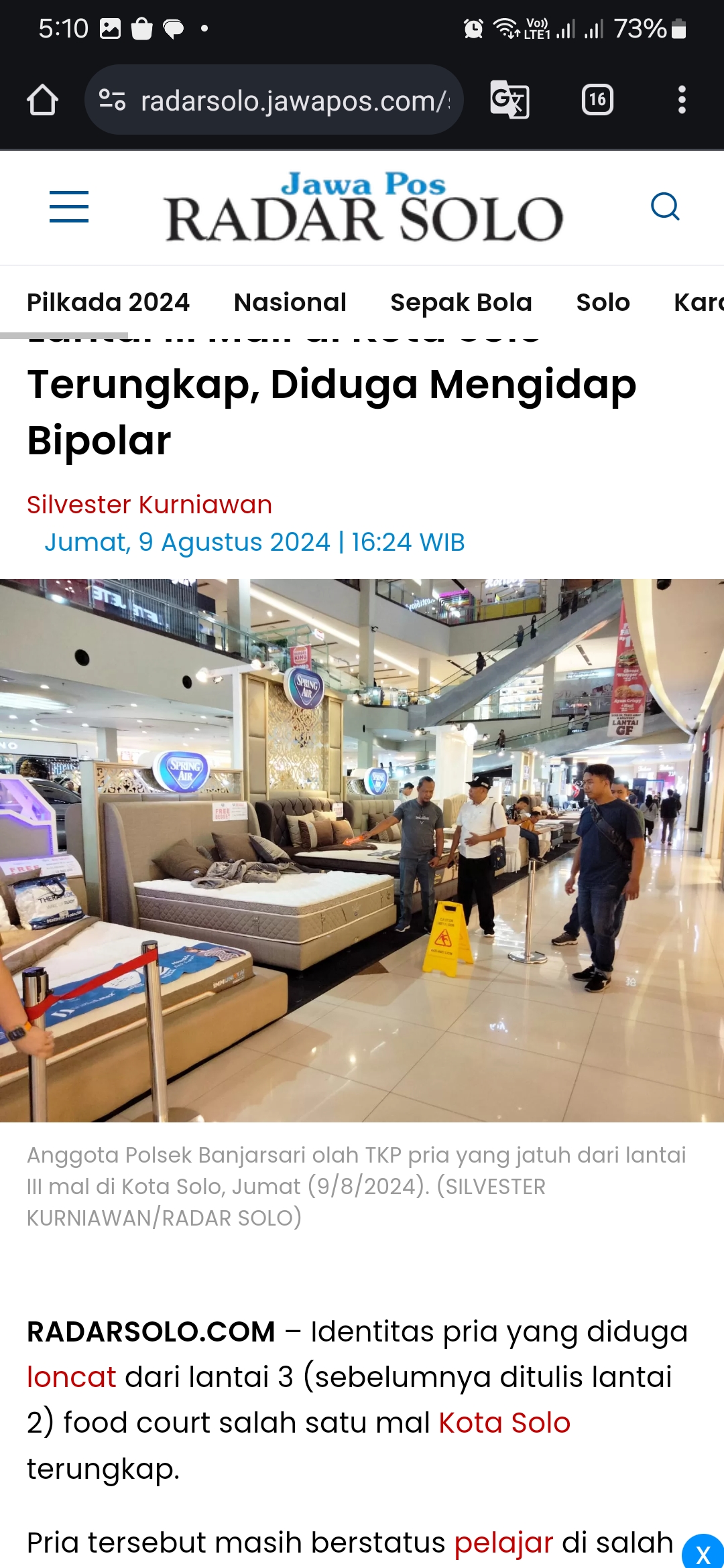 Anggota kepolisian memeriksa TKP. Foto: Silvester/Jawa Pos Radar Solo